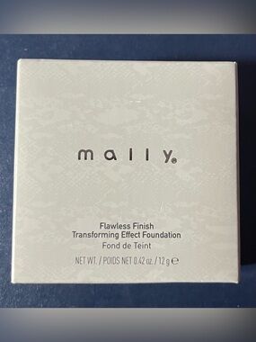 MALLY BEAUTY - Flawless Finish Transforming Effect Foundation shade FAIR (NIB)